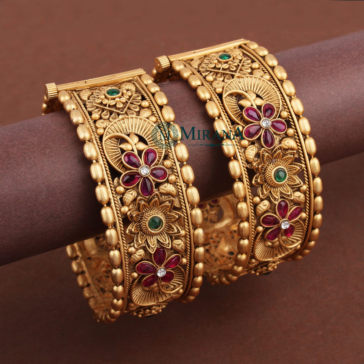 MJBK21K041-1-Aishwarya-Antique-Kundan-Bangles-Gold-Look-10.jpg