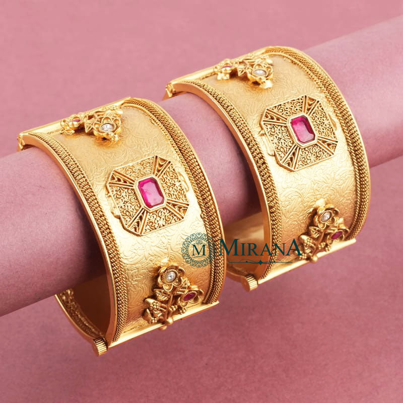 MJBK21K089-1-Agila-Antique-Bangles-Gold-Look-1.jpg October 12, 2022