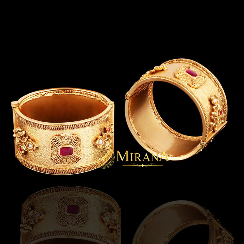 MJBK21K089-1-Agila-Antique-Bangles-Gold-Look-4.jpg October 12, 2022