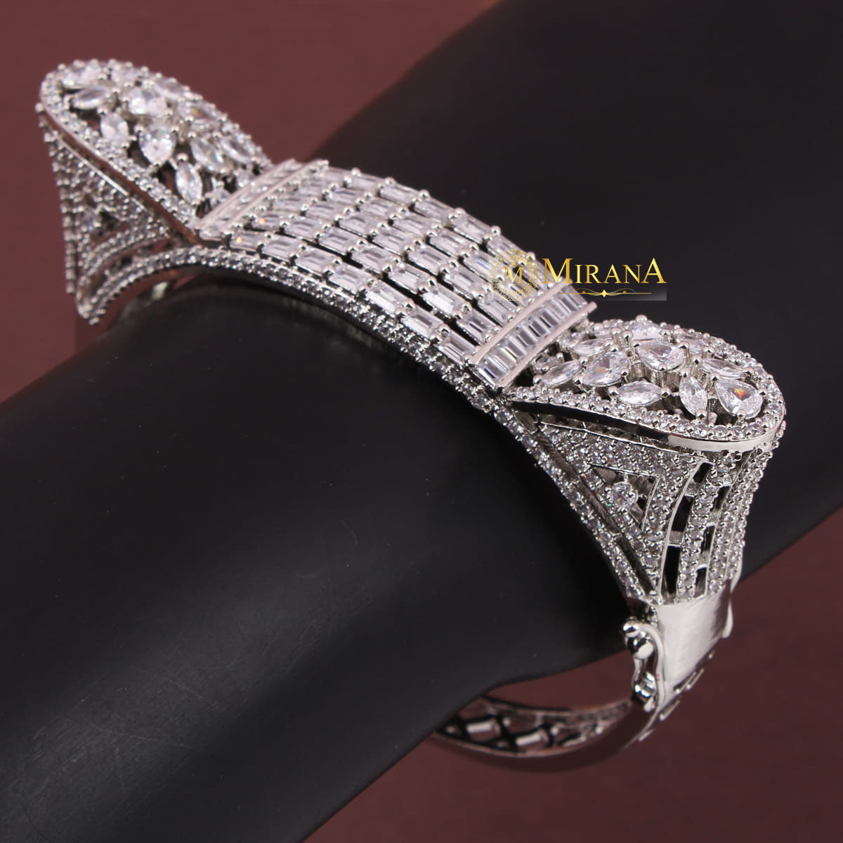 MJBR21R068-2-Catty-Designer-Bracelet-Silver-Look-13.jpg