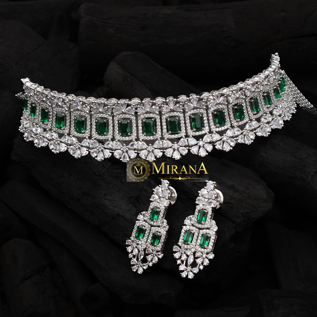 Beautiful Green Colored Sleek Choker Set