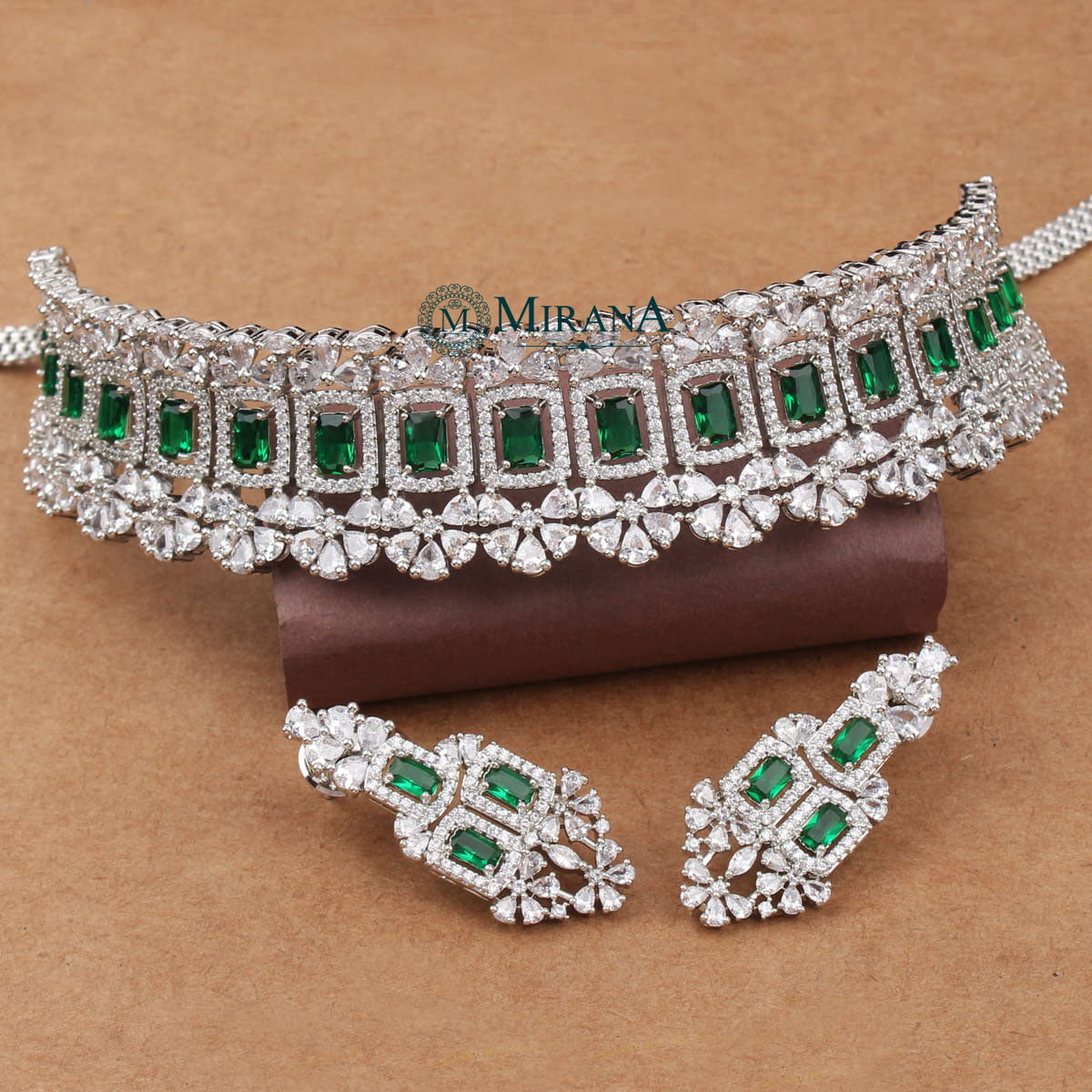 Beautiful Green Colored Sleek Choker Set