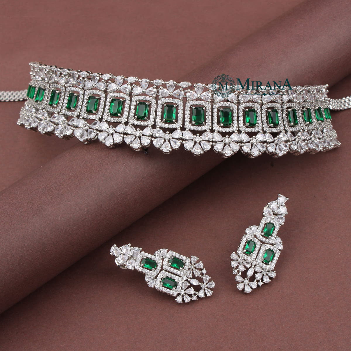 Beautiful Green Colored Sleek Choker Set