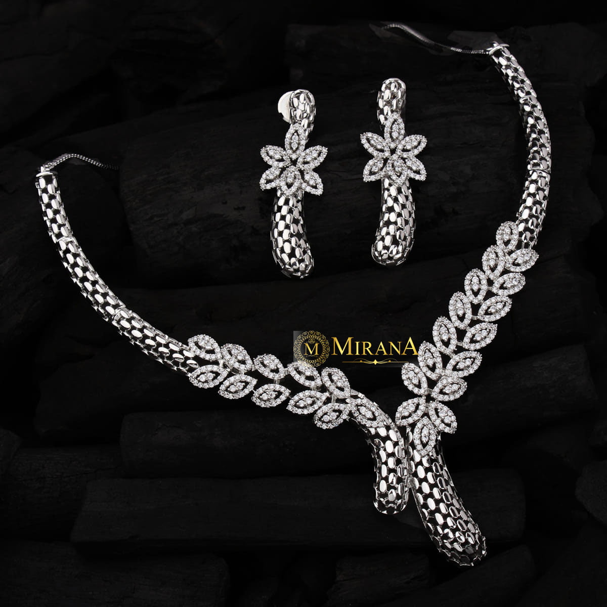 MJNK21N169-2-Maria-Designer-Petal-Necklace-Set-Silver-Look-6.jpg