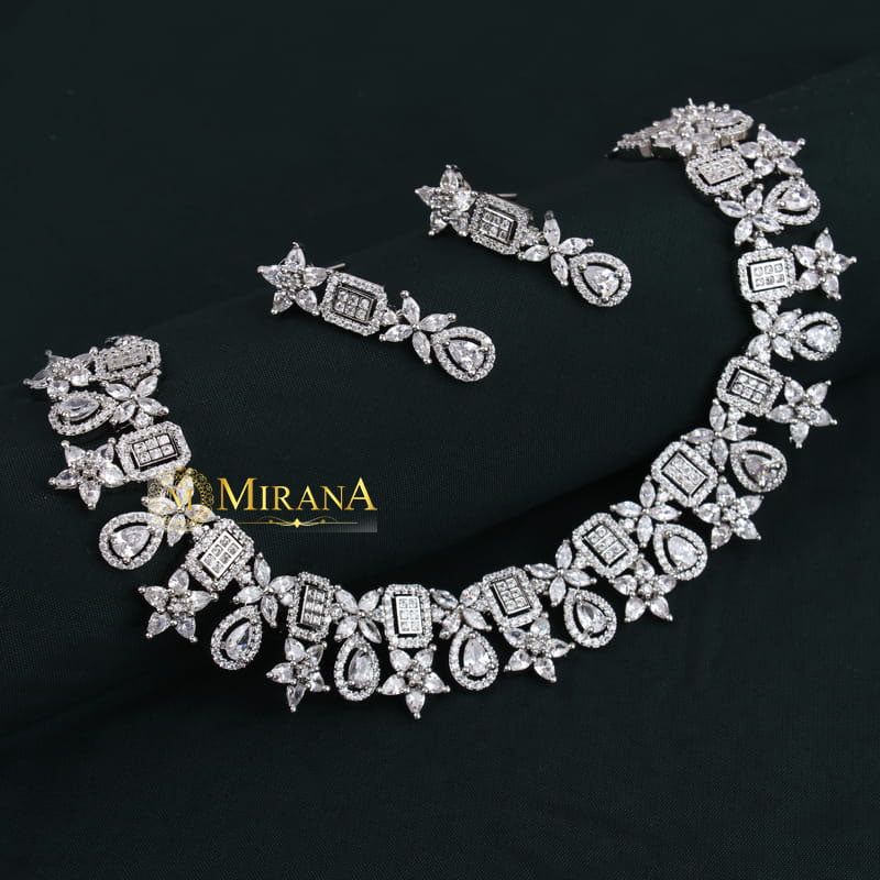 MJNK21N379-1-Aurora-Designer-Necklace-Set-Silver-Look-2.jpg